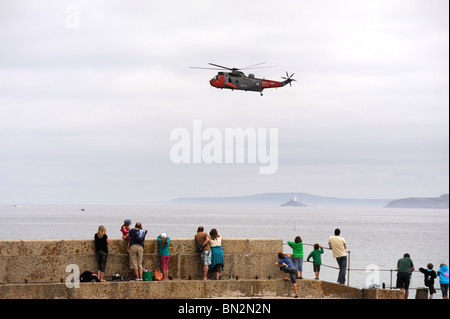 Die Royal Navy Rettungshubschrauber tun Praxis Manöver vor der Zuschauer Stockfoto