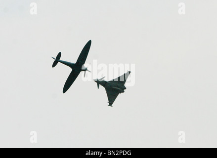 Royal Air Force Taifun fliegt mit einer Spitfire Stockfoto