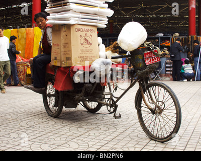 Markt-Händler auf Fahrrad in Panjiayuan, Pekings berüchtigten Schmutz Markt Stockfoto