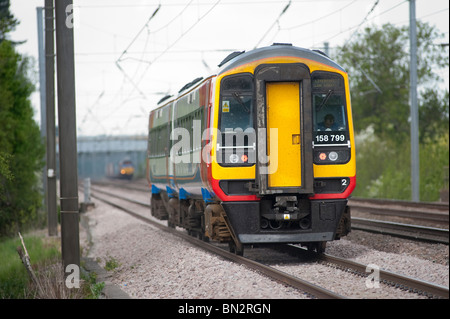 East Midlands Züge Personenzug Klasse 158 mit Geschwindigkeit durch die englische Landschaft. Stockfoto