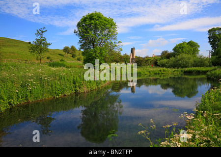 Der Fischteich und die Ruinen der St.-Martins Kirche am Wharram Percy, verlassene mittelalterliche Dorf auf die Yorkshire Wolds Weise, North Yorkshire, England, UK. Stockfoto