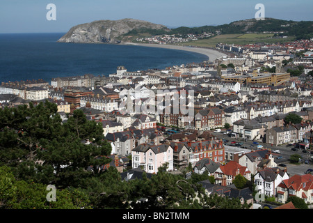 Blick von den Great Orme suchen über Llandudno Bay in Richtung Little Orme, Wales Stockfoto