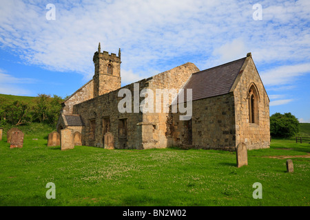 Die Ruinen der St.-Martins Kirche Wharram Percy, verlassene mittelalterliche Dorf auf die Yorkshire Wolds Weise, North Yorkshire, England, UK. Stockfoto