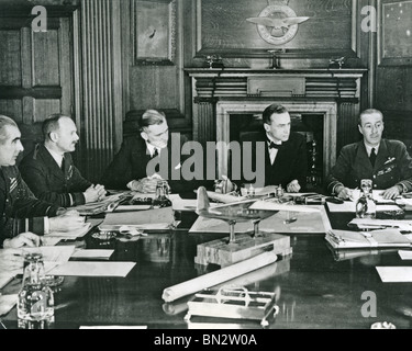 Luft-Rat in der Sitzung an das Air Ministry im Juli 1940 mit Archibald Sinclair zweiter von rechts. Für andere siehe Beschreibung Stockfoto