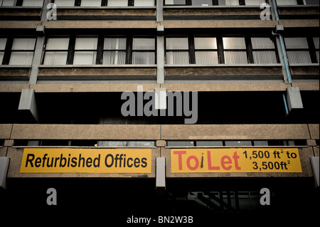 Renovierten Büros zu lassen - Zeichen auf außerhalb der leeren Bürogebäude Stockfoto