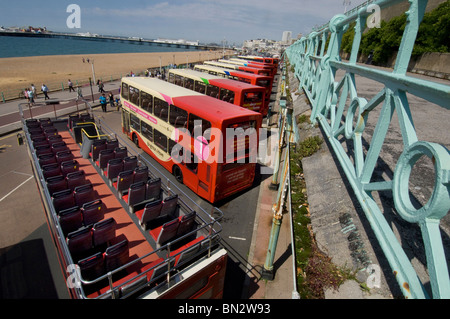 Eine Reihe von Brighton & Hove Bus und Coach Unternehmen Doppeldecker Busse auf einer Bus-Kundgebung am Meer am Madeira Drive, Brighton Stockfoto