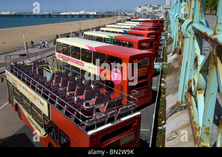 Eine Reihe von Brighton & Hove Bus und Coach Unternehmen Doppeldecker Busse auf einer Bus-Kundgebung am Meer am Madeira Drive, Brighton Stockfoto