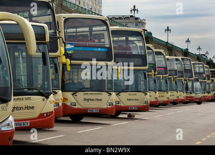 Eine Reihe von Brighton & Hove Bus und Coach Unternehmen Doppeldecker Busse auf einer Bus-Kundgebung am Madeira Drive, Brighton Stockfoto