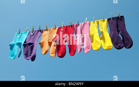 Bunte Pantone Socken an eine Wäscheleine. Stockfoto