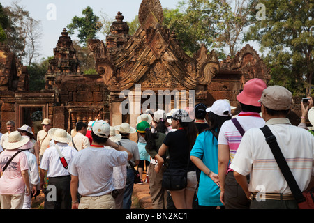 Tourist in Benteay Srei Tempel, Kambodscha Stockfoto