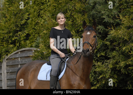 junge Frau mit Pferd Stockfoto