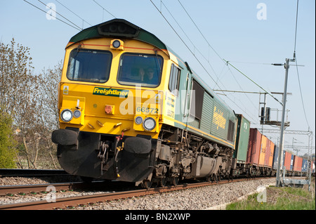 Freightliner Klasse 66 Lokomotive schleppen Fracht-Container auf der englischen Eisenbahn. Stockfoto