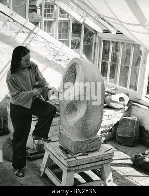 BARBARA HEPWORTH (1903-1975), englischer Bildhauer in ihrem Atelier in St Ives in Cornwall Stockfoto