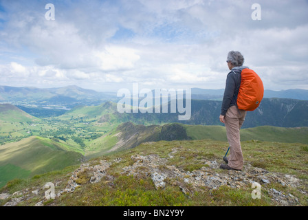 Lady fiel Walker von der Seenplatte fiel von Robinson Newlands Tal betrachten Stockfoto