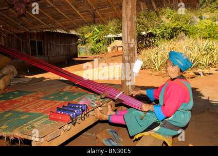 Porträt einer Lisu-Frau mit einem Webstuhl Weben und Tracht in Dao Stadt, Bergstämme, in der Nähe von Chiang Mai, Thailand Stockfoto