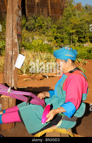 Porträt einer Lisu-Frau mit einem Webstuhl Weben und Tracht in Dao Stadt, Bergstämme, in der Nähe von Chiang Mai, Thailand Stockfoto