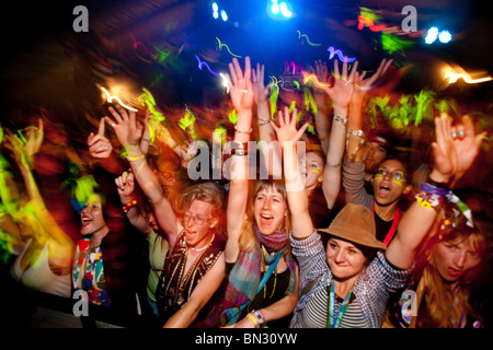 Publikum auf dem Glastonbury Festival, Somerset, England, UK Stockfoto