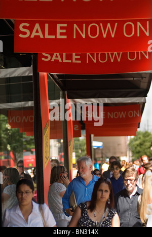 Sommerverkauf GB. Jetzt erhältlich auf Schild Verkaufsschilder des Kaufhauses House of Fraser. Oxford Street in London gibt es viele Leute, die einkaufen. England 2010, 2010er Jahre HOMER SYKES Stockfoto