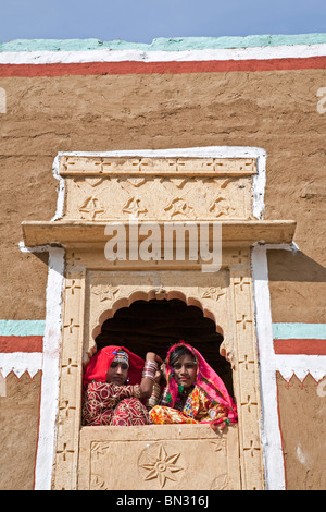 Roma-Frauen auf der Suche vom Balkon. Khuri Dorf. Rajasthan. Indien Stockfoto