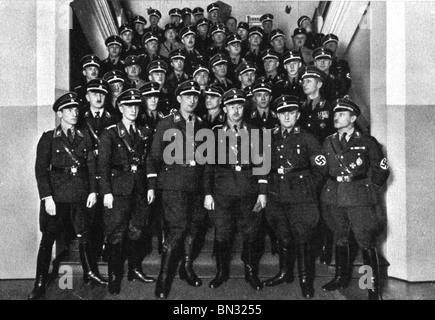 HEINRICH HIMMLER (1900-1945) NSDAP-Führer der SS in der vorderen Mitte der Gruppe von SS-Offiziere Stockfoto