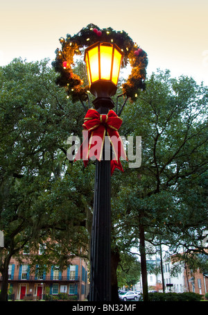 Straßenlaterne mit Weihnachtsschmuck in Savannah, Georgia, USA Stockfoto