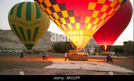 Drei Heißluftballone, die Vorbereitung zum Abheben in der Morgendämmerung, Luxor, Ägypten Stockfoto