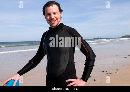 Porträt eines Mannes trägt einen Neoprenanzug und hält einem bodyboard Stockfoto