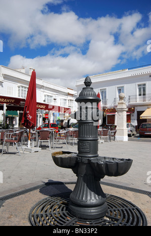 Trinkbrunnen und Straßencafé in der Plaza de Espana, Medina Sidonia, Provinz Cadiz, Andalusien, Spanien, Europa. Stockfoto