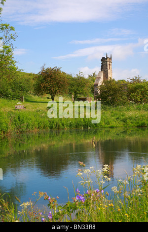 Der Fischteich und die Ruinen der St.-Martins Kirche am Wharram Percy, verlassene mittelalterliche Dorf auf die Yorkshire Wolds Weise, North Yorkshire, England, UK. Stockfoto