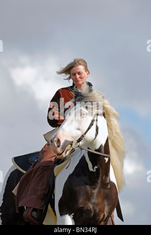 jungen Frau auf Irish Tinker Stockfoto