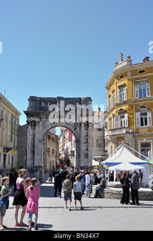 Menschen im römischen Triumphbogen von Sergius (Sergi) Golden Gate Kroatien, Istrien, Pula Stockfoto