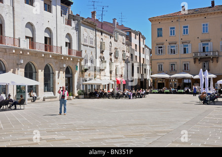 Menschen auf Bürgersteig, Pula Istrien Kroatien Stockfoto