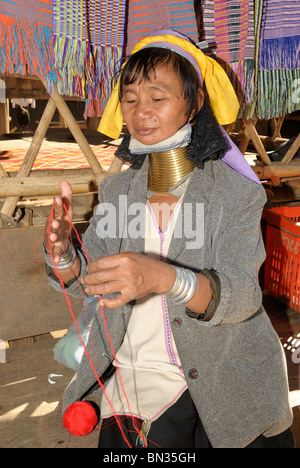 Kayan (Volksgruppe) Frau auch genannt Longneck tragen goldene Ringe um den Hals, Mae Hong Son, Nord-Thailand, Asien Stockfoto