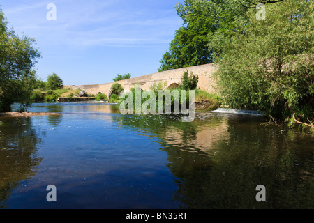 Ruhiger Pool unter Harrold Brücke über den Fluss Great Ouse, Harrold, Bedfordshire, Uk, reflektieren den blauen Sommerhimmel. Stockfoto