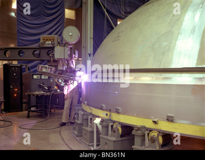 Schweißen des Y-Rings an der S-IC Bühne Stirnwand und den Tank für die Trägerrakete Saturn V SA-502 Stockfoto