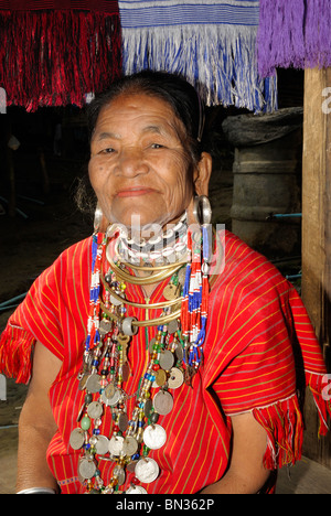 Porträt einer Frau rot Karen Kayah langen Ohren in Mae Hong Son, Nord-Thailand, Asien Stockfoto