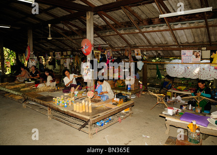 Die Schirmfabrik, Borsang Dorf, Chiang Mai, Thailand, Asien Stockfoto