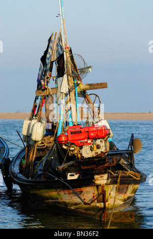 Angelboot/Fischerboot verankert in Baan Nam Khen Dorf, Andaman See, westlich von Thailand, Asien Stockfoto