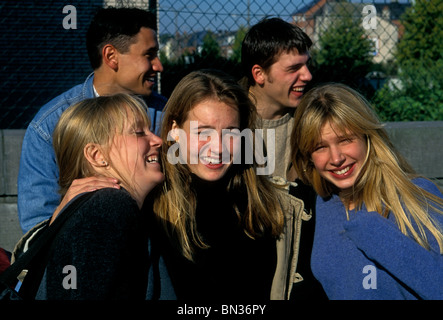 Belgier junge Männer und Frauen männliche Studentinnen auf dem Campus an der Universität Mons-Hainaut Stadt Mons Belgien Europa Stockfoto