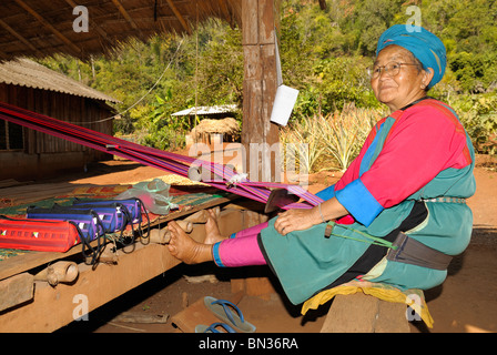 Porträt einer Lisu-Frau mit einem Webstuhl Weben und Tracht in Dao Stadt, Bergstämme, in der Nähe von Chiang Mai, Thailand Stockfoto