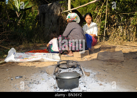 Porträt von Frauen sitzen und reden in einem roten Karen-Dorf, Bergstämme in der Nähe von Mae Hong Son, Nord-Thailand, Asien Stockfoto