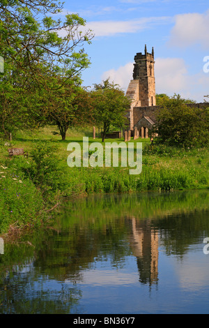 Der Fischteich und die Ruinen der St.-Martins Kirche am Wharram Percy, verlassene mittelalterliche Dorf auf die Yorkshire Wolds Weise, North Yorkshire, England, UK. Stockfoto