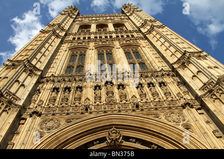 Architektur über dem Bogen und dem Tor auf der Victoria Tower von den Houses of Parliament im Palace of Westminster, London, England Stockfoto