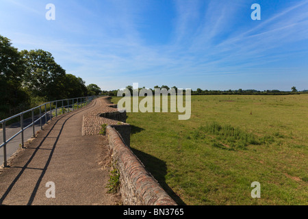 Blick Richtung Chellington über den Damm zwischen Harrold und Chellington Dörfer über die Wasser-Wiesen auf den Fluss Great Ouse, Bedfordshire, UK Stockfoto