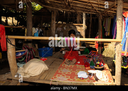 Porträt einer Frau Palong mit einem Webstuhl Weben und Tracht in der Nähe von Dao Stadt, Bergstämme, Chiang Mai, Thailand Stockfoto