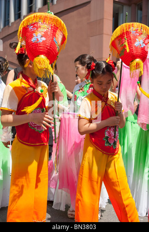 FRANKFURT - 26 JUNI. Parade der Kulturen. Typische chinesische Kostüme. Stockfoto