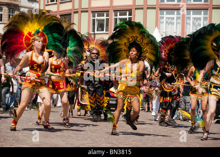 FRANKFURT - 26 JUNI. Bolivianer ein Krieg Tanz an der Parade der Kulturen. 26. Juni 2010 in Frankfurt am Main, Deutschland. Stockfoto