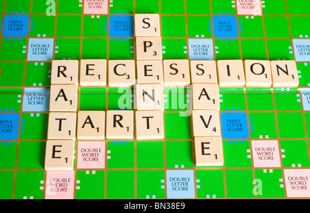 Scrabble-Brett Rezession zeigt verwandte Wörter. Stockfoto