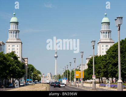 Blick entlang der berühmten Karl-Marx-Allee in Richtung Frankfurter Tor und Fernsehturm oder Fernsehturm am Alexanderplatz in Ost-Berlin Stockfoto