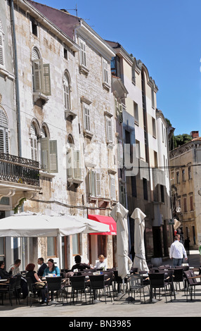 Menschen auf Bürgersteig, Pula Istrien Kroatien Stockfoto